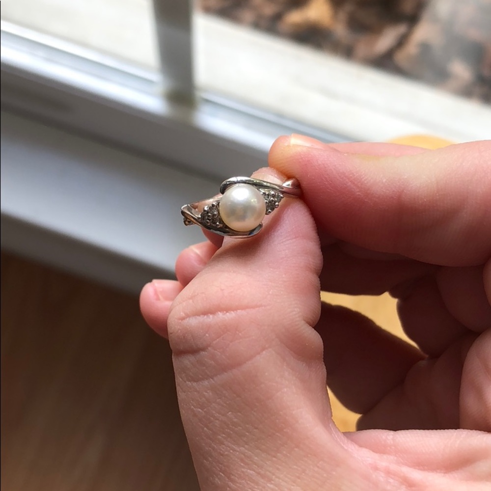 Beautiful pearl, diamond, 14k white gold ring!